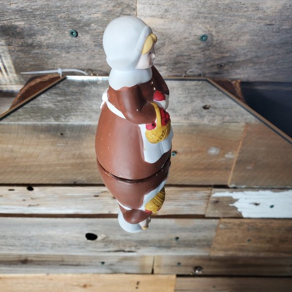 Russ Berrie Bell - Pilgrim Lady with Basket of Apples - Picture 4 of 7